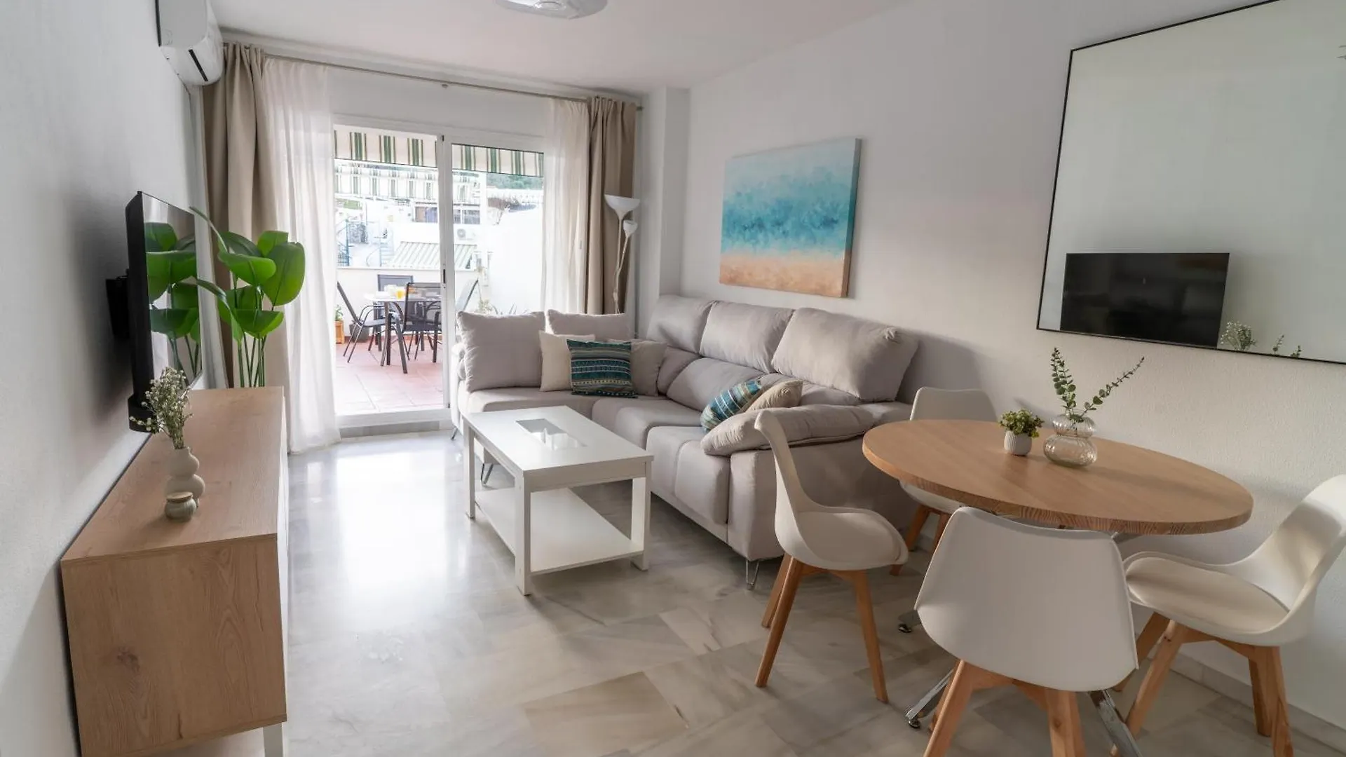Aqua Apartment - 2 Bedrooms, Terrace & Pool - Benalmadena Beach Spanyolország